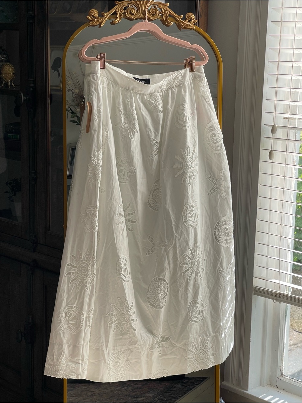 Few Moda Kourt NWT Flawed White Embroidered Beach Ocean Motif Maxi Skirt